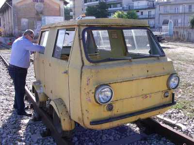 Una draisina Fiat 500 in funzione fino agli anni 60 e recuperata di recente a Gravina in Puglia: si tratta di una piccola vettura usata per il trasporto del personale delle Ferrovie dello Stato